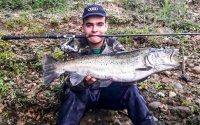 Un joven gallego pesca una descomunal trucha de más de 5 kilos: «Creí que había enganchado una piedra»